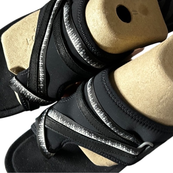 Women’s size 11 Merrell Water Sandals - Picture 2 of 9